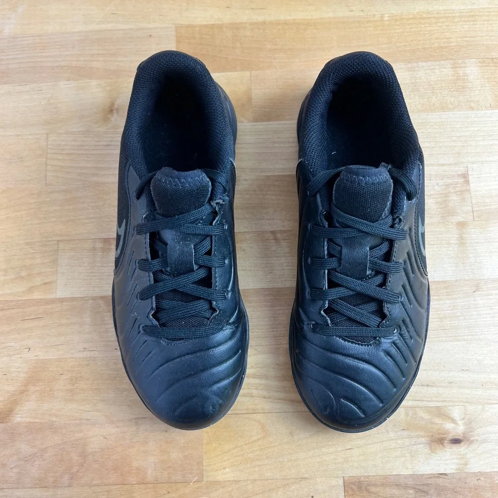 Nike Soccer Shoes Tiempo‎ Legend 10 Kids Size 2.5Y Black Indoor Cleats Sneakers